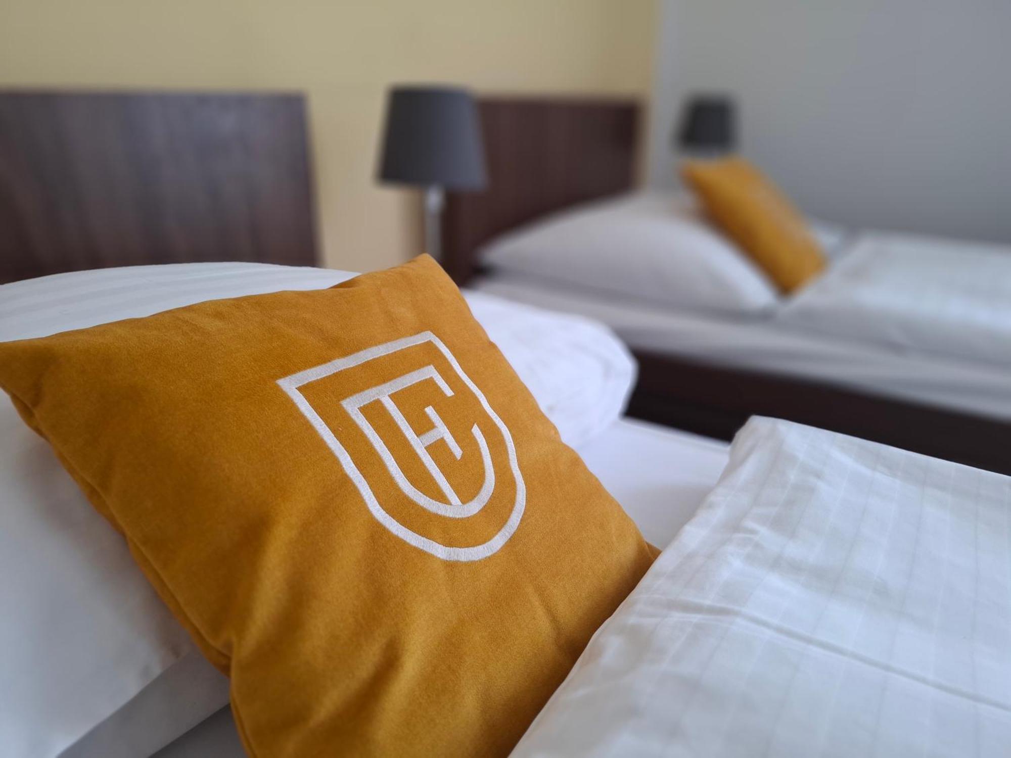 Hotel Eminent Ступава Экстерьер фото
