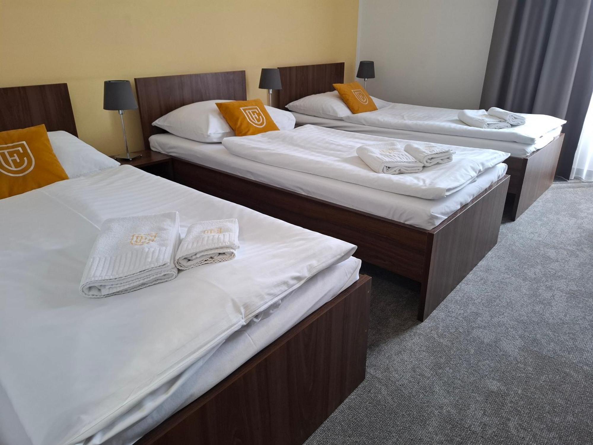 Hotel Eminent Ступава Экстерьер фото